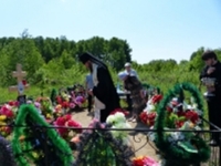 Епископ Савватий в Троицкую родительскую субботу на кладбище г. Тары