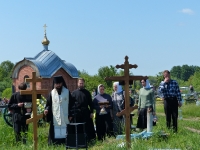 Епископ Савватий в Троицкую родительскую субботу на кладбище г. Тары