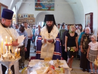 Епископ Савватий вТроицкую родительскую субботу на кладбище г. Тары