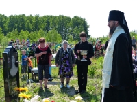 Епископ Савватий вТроицкую родительскую субботу на кладбище г. Тары